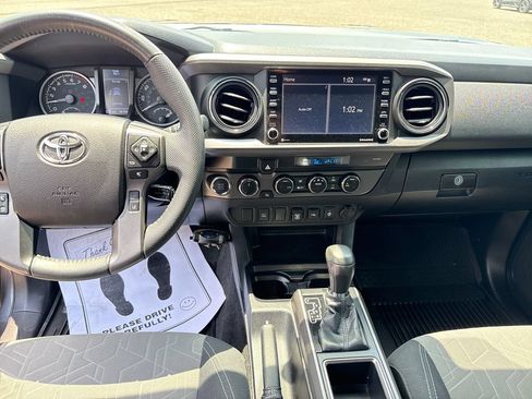 Used 2022 Toyota Tacoma TRD Off-Road AWD/4WD image 19