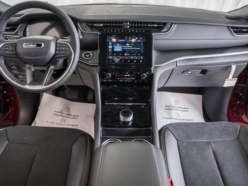 New 2025 Jeep Grand Cherokee Altitude image 19