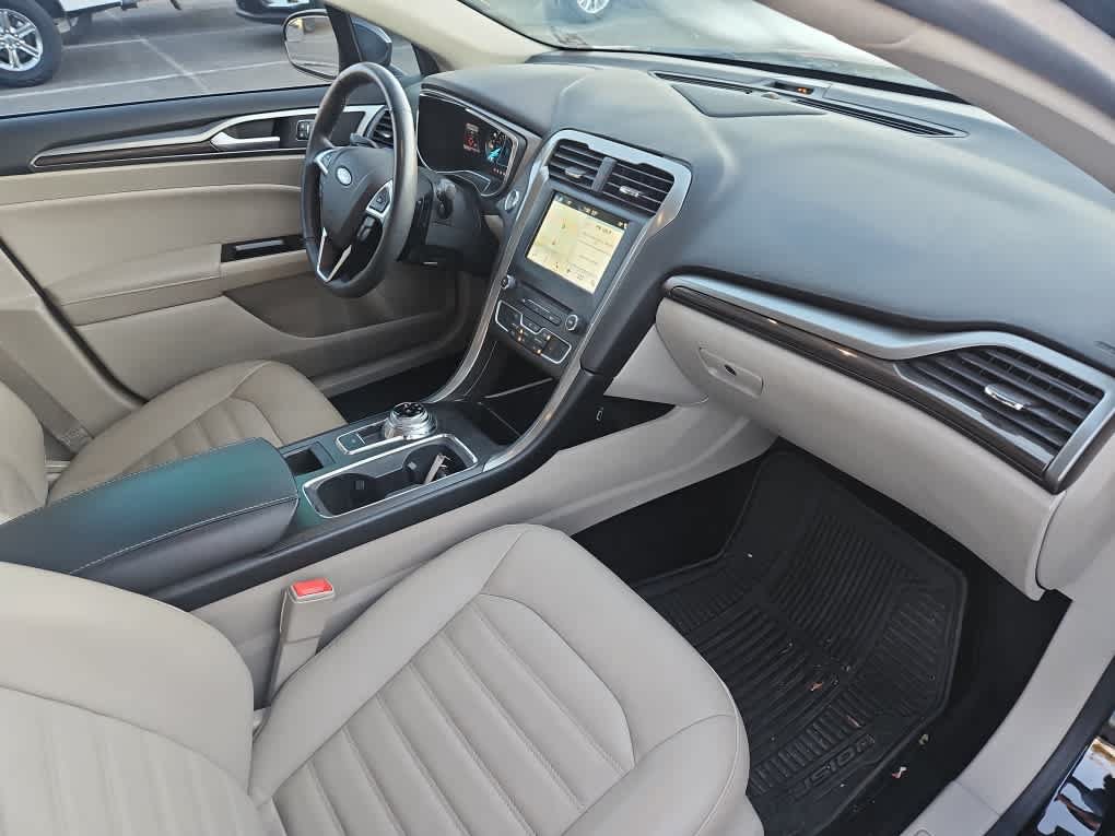 Used 2017 Ford Fusion SE w/ Fusion SE Technology Package FWD image 11