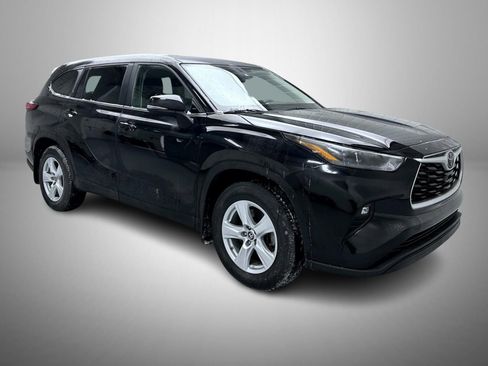 Used 2024 Toyota Highlander LE image 3