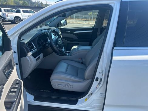 Used 2019 Toyota Highlander XLE AWD/4WD image 13
