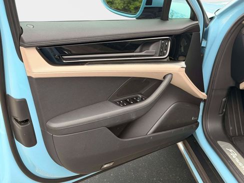 Used 2025 Porsche Panamera RWD image 17