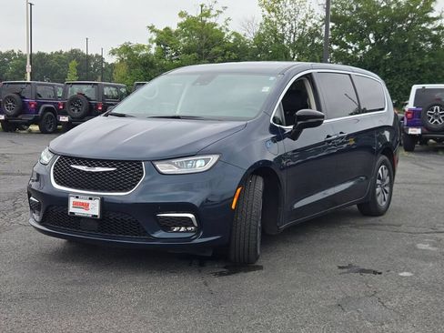 Certified 2024 Chrysler Pacifica Limited FWD image 4