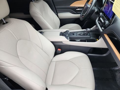 Used 2024 Toyota Grand Highlander Limited image 13