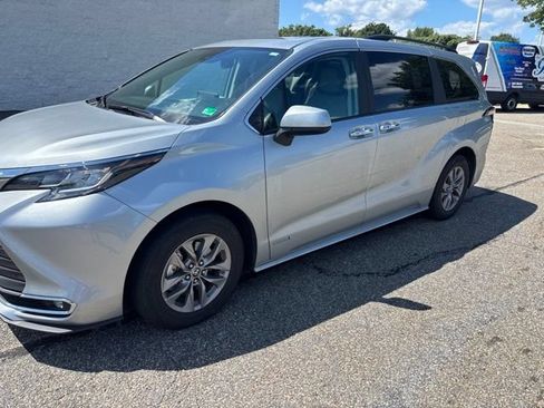 Used 2021 Toyota Sienna XLE w/ XLE Plus Package FWD image 3