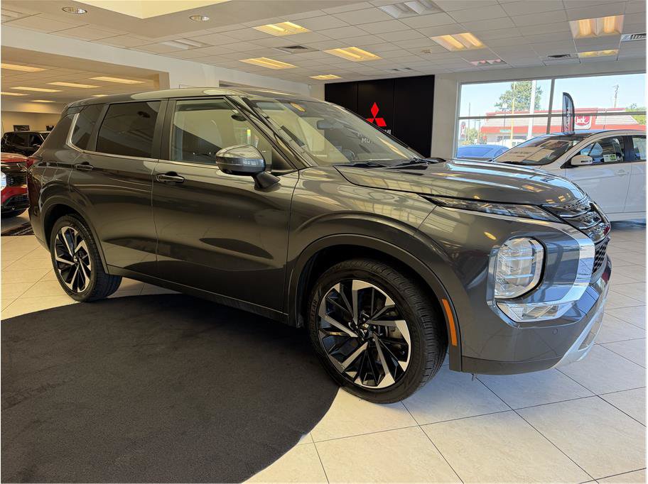 Used 2024 Mitsubishi Outlander FWD image 3