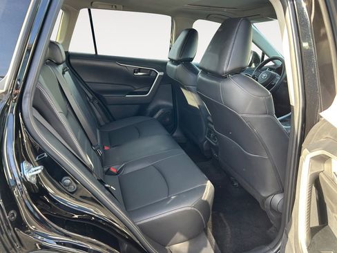 Used 2023 Toyota RAV4 XLE Premium image 11