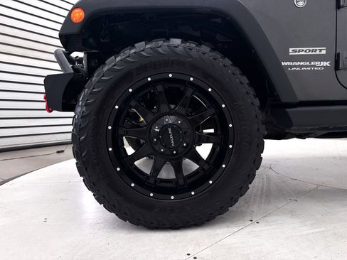 Used 2018 Jeep Wrangler Unlimited Sport S AWD/4WD image 9