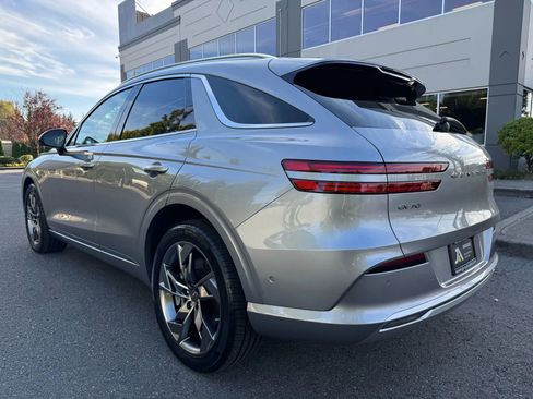 Used 2024 Genesis Electrified GV70 image 8