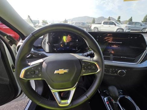 Used 2025 Chevrolet Trax LT w/ Sunroof Package FWD image 5