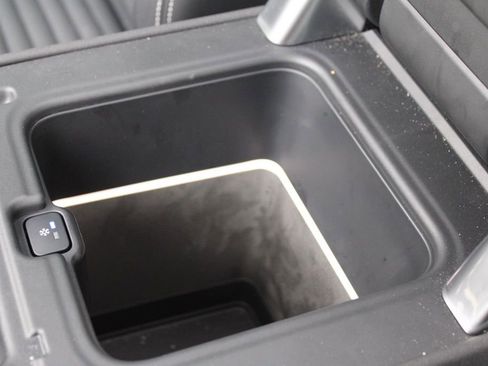 Certified 2025 Land Rover Discovery Dynamic SE image 27