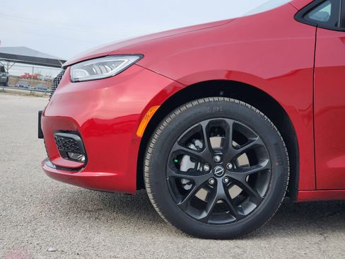 New 2026 Chrysler Pacifica Limited w/ Uconnect Theater Family Group image 5