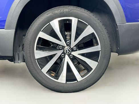 Used 2024 Volkswagen Taos SE w/ Panoramic Sunroof Package FWD image 11
