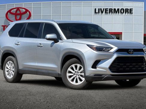 Used 2025 Toyota Grand Highlander AWD image 2