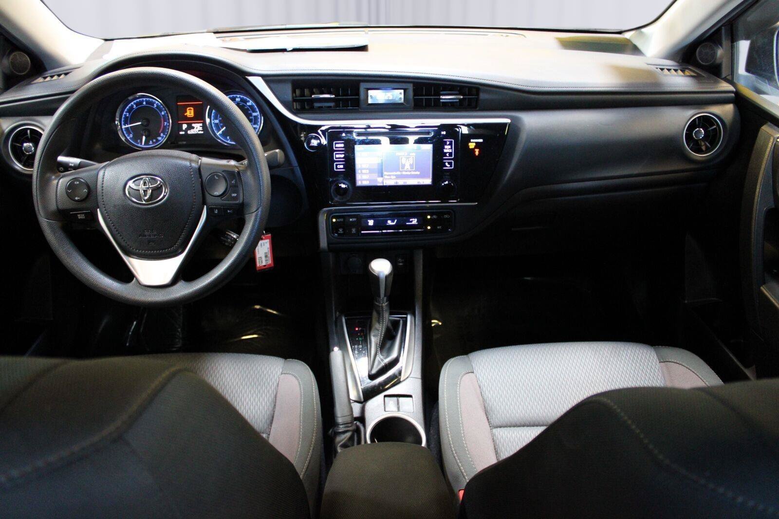 Used 2018 Toyota Corolla LE FWD image 2