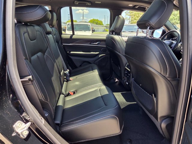 New 2026 Jeep Grand Cherokee Limited w/ Luxury Tech Group II RWD image 16