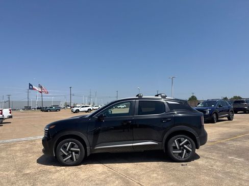 Used 2025 Nissan Kicks SV w/ SV Premium Package FWD image 11
