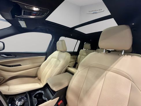 Used 2024 Jeep Grand Cherokee L Limited w/ Luxury Tech Group II image 4