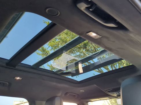 Used 2025 Land Rover Defender 110 image 23