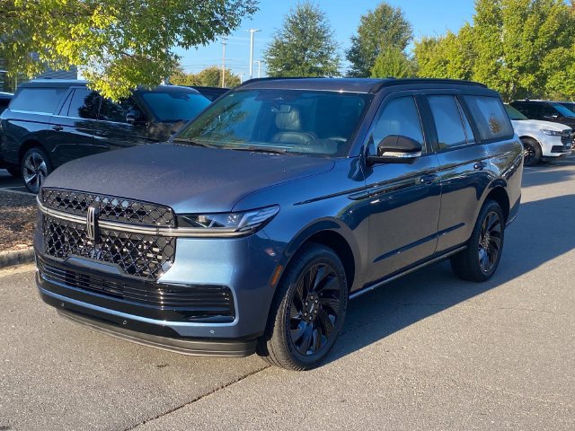New 2027 Lincoln Navigator Reserve w/ Jet Appearance Package AWD/4WD image 3