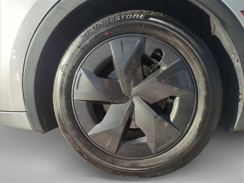 Used 2025 Toyota Prius LE image 9