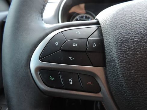 Used 2019 Jeep Cherokee Latitude Plus w/ Cold Weather Group FWD image 30