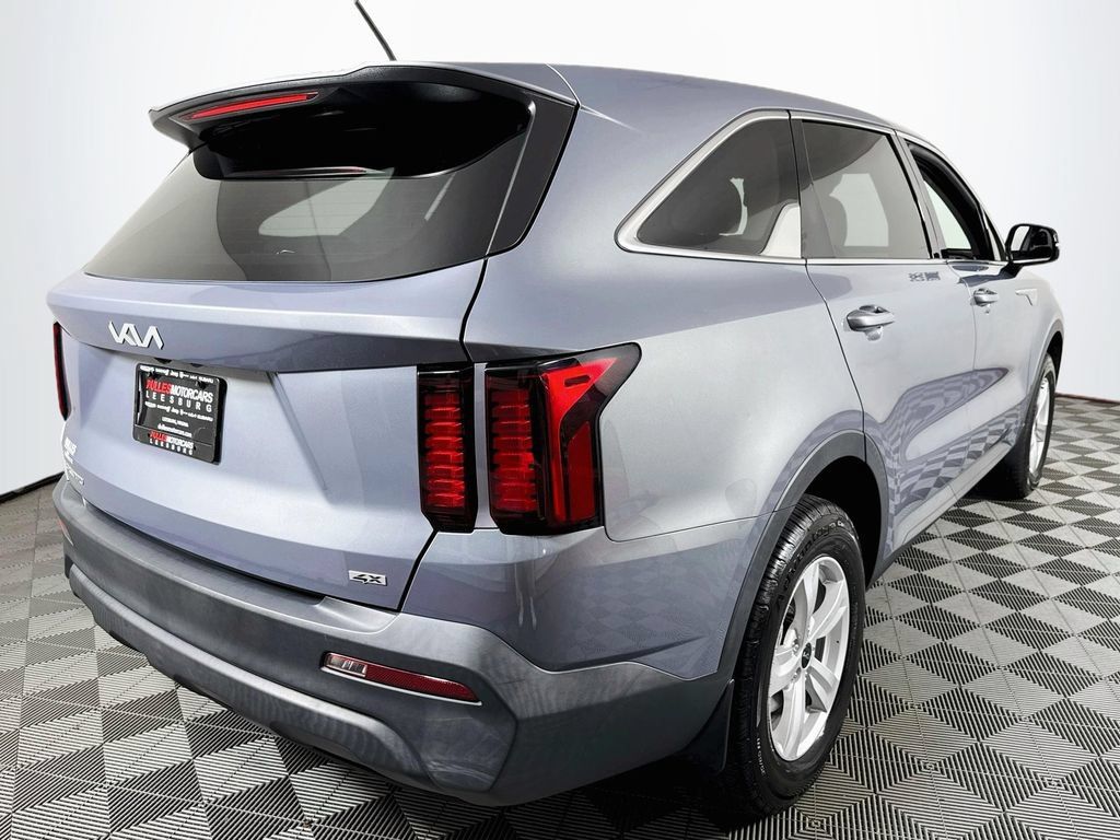 Used 2023 Kia Sorento LX AWD/4WD image 7