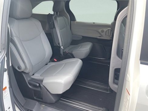 Used 2023 Toyota Sienna XLE image 9