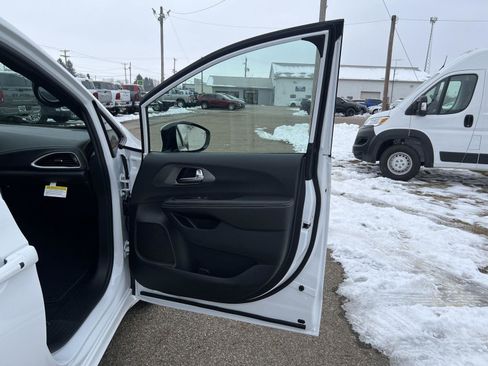 New 2026 Chrysler Pacifica Select w/ S Appearance Package image 35