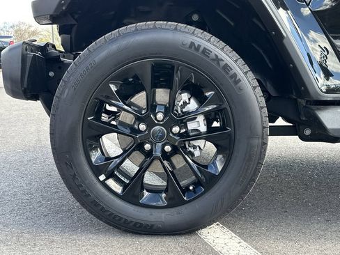 Certified 2025 Jeep Wrangler Unlimited Sahara AWD/4WD image 16