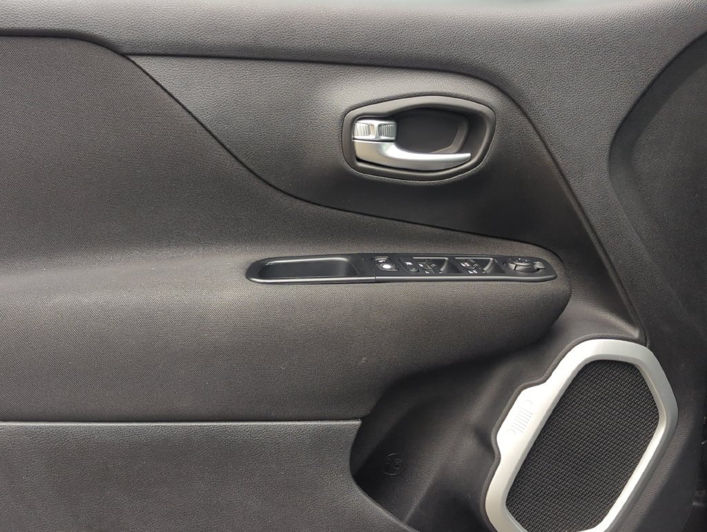 Used 2018 Jeep Renegade Latitude FWD image 13