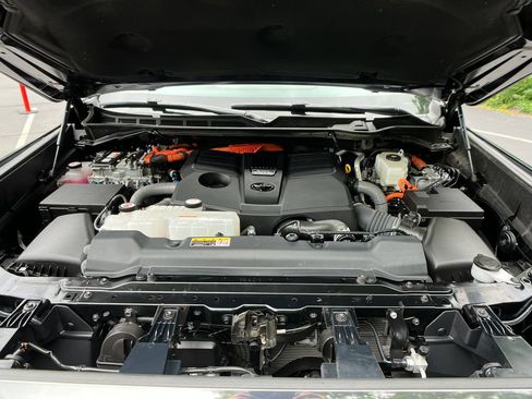 Certified 2025 Toyota Tundra Platinum w/ TRD Off-Road Package AWD/4WD image 23