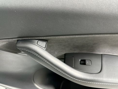 Used 2021 Tesla Model Y Long Range image 22