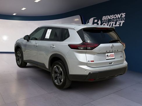 Used 2024 Nissan Rogue SV FWD image 3