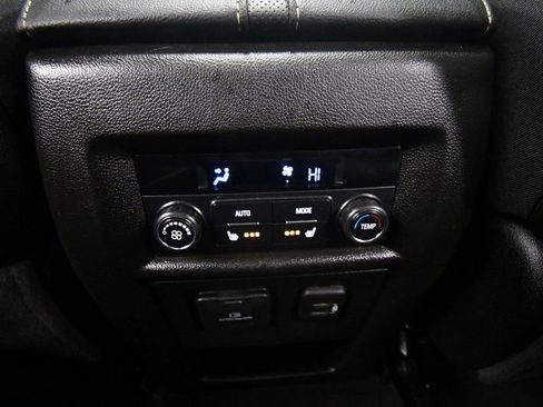 Used 2023 Chevrolet Traverse Premier image 18