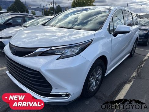 Used 2023 Toyota Sienna XLE FWD image 12