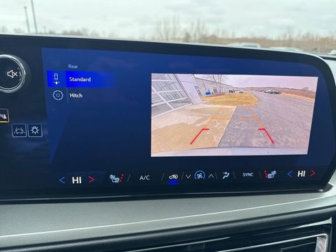 Certified 2025 Chevrolet Traverse LT w/ Sun and Wheel Package image 30