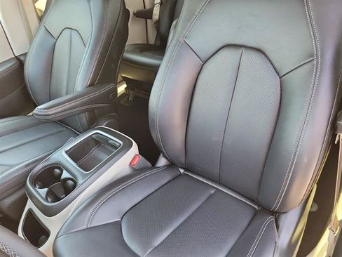Used 2024 Chrysler Pacifica Limited FWD image 11