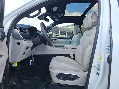 Used 2025 Jeep Wagoneer 4WD w/ Premium Group I image 5