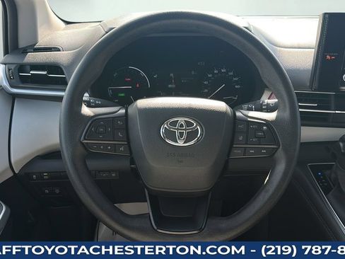Used 2025 Toyota Sienna LE FWD image 22
