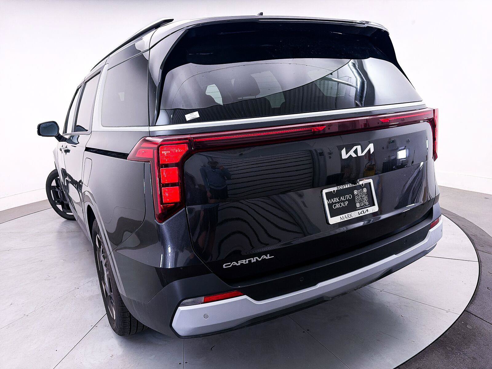 Used 2026 Kia Carnival EX FWD image 4