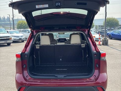 Used 2022 Toyota Highlander XLE AWD/4WD image 5