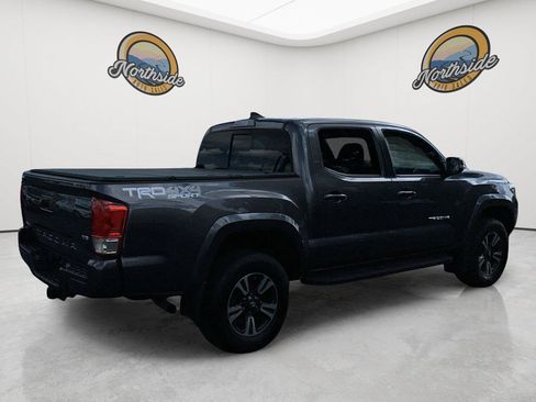 Used 2017 Toyota Tacoma TRD Sport AWD/4WD image 5