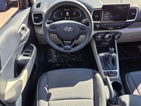 Used 2025 Hyundai Venue Limited image 15