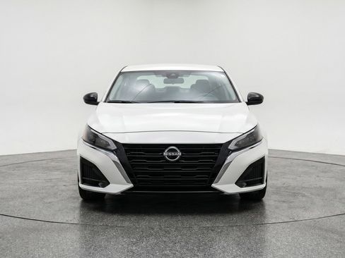 Used 2025 Nissan Altima 2.5 SV FWD image 2