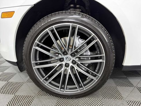 Used 2024 Porsche Macan AWD/4WD image 9