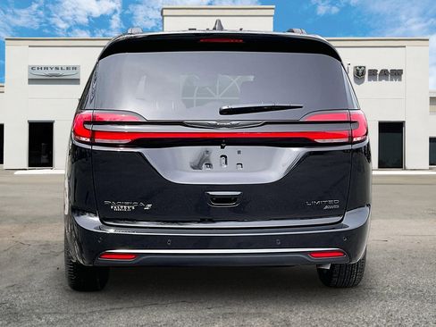 New 2026 Chrysler Pacifica Limited image 4