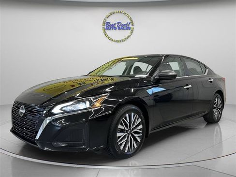 Used 2024 Nissan Altima 2.5 SV AWD/4WD image 1