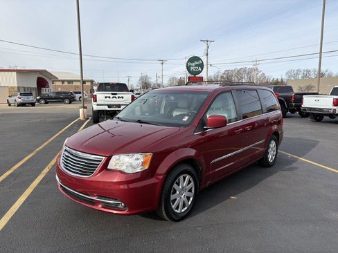 Used 2013 Chrysler Town & Country Touring image 19