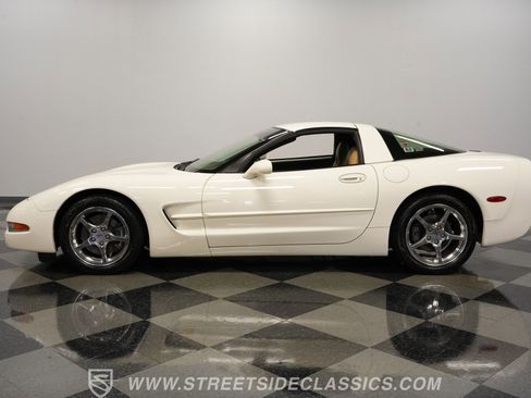 Used 2001 Chevrolet Corvette Coupe w/ Preferred Equipment Group2 RWD image 2